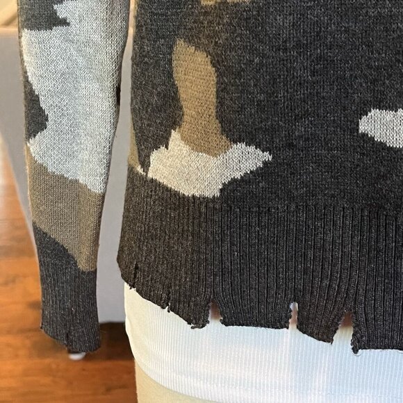 Fate Camo Sweater Women’s Size Small Distressed Crew Neck Pullover Green Gray - Picture 2 of 12